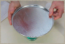 Colocando bandeja sobre vaso